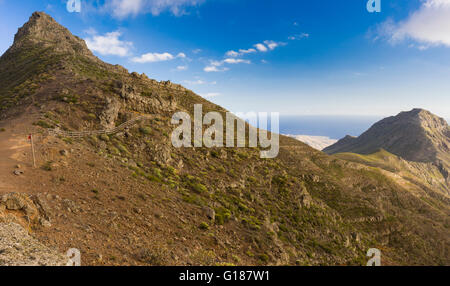 Vista dal percorso a piedi alla cima del Barranco de Fanabe verso la costa di Tenerife con Roque de Imoque e Roque del Conde Foto Stock