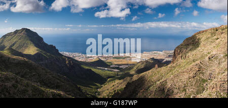 Vista dal percorso a piedi alla cima del Barranco de Fanabe verso la costa di Tenerife con Roque del Conde e Montana de Los Brezos Foto Stock