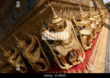 Le decorazioni esterne dell'Ubosoth, l'edificio principale di Wat Phra Kaew Foto Stock