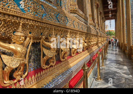 Le decorazioni esterne dell'Ubosoth, l'edificio principale di Wat Phra Kaew Foto Stock