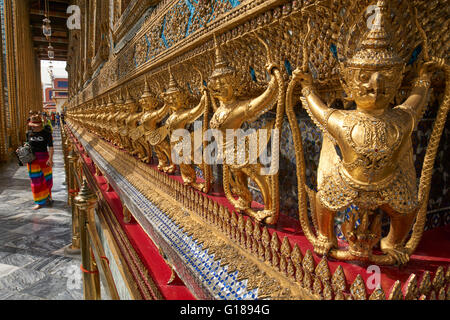 Le decorazioni esterne dell'Ubosoth, l'edificio principale di Wat Phra Kaew Foto Stock