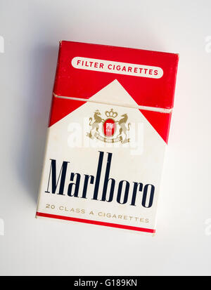 Pacchetto di 20 sigarette Marlboro, dagli anni '70, introdotto per la prima volta nel 1924 negli Stati Uniti come sigaretta femminile. Foto Stock