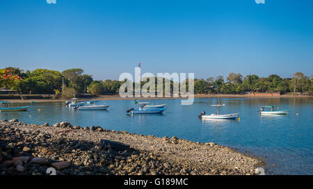 PUERTO JIMENEZ, COSTA RICA - Barche nel porto, Golfo Dulce, osa penisola. Foto Stock