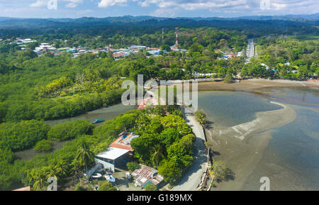 PUERTO JIMENEZ, OSA PENINSULA, COSTA RICA - Antenna della piccola cittadina. Foto Stock