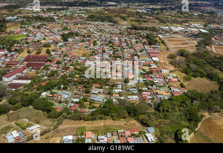 ALAJUELA, COSTA RICA - Vista aerea di abitazioni e attività commerciali Foto Stock