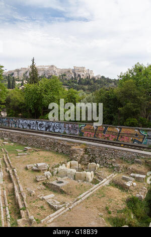 Treno della metropolitana-linea attraverso Atene antica agora con Acropoli in background. Foto scattata nella primavera del 2016 Foto Stock