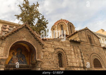 Chiesa di Panagia Kapnikarea, antica chiesa in Atene in Grecia. Fotografato il Venerdì Santo in 2016 Foto Stock