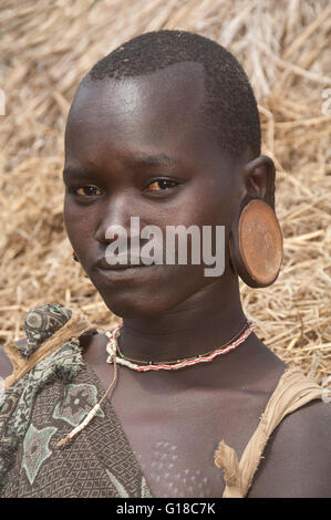 Surma donna che indossa earplates, Kibish, Omo River Valley, Etiopia Foto Stock