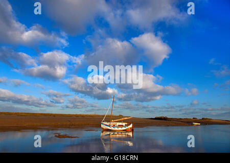 Barca ormeggiata su una tranquilla giornata a Brancaster Staithe Norfolk UK Winter Foto Stock