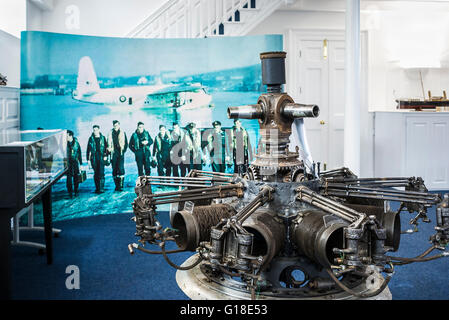 Un motore radiale recuperato da un relitto Sunderland flying boat recuperato dal Pembroke Dock in un museo di Pembroke Foto Stock