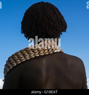 Hamer tribe donna con collana di conchiglie che frequentano un toro jumping cerimonia, valle dell'Omo, Turmi, Etiopia Foto Stock