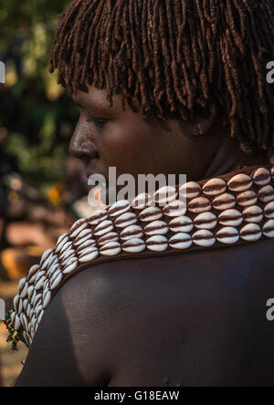 Hamer tribe donna con collana di conchiglie che frequentano un toro jumping cerimonia, valle dell'Omo, Turmi, Etiopia Foto Stock