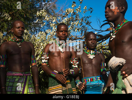 Hamer tribù whippers durante un toro jumping cerimonia, valle dell'Omo, Turmi, Etiopia Foto Stock