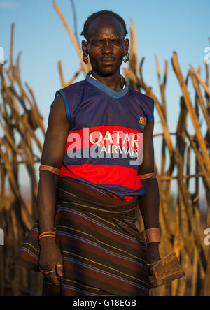 Hamer Tribe Uomo con paris saint germain football shirt, valle dell'Omo, Turmi, Etiopia Foto Stock