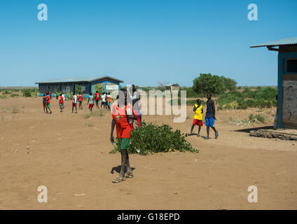 Nyangatom e toposa tribù i bambini nella scuola di parchi gioco, valle dell'Omo, Kangate, Etiopia Foto Stock