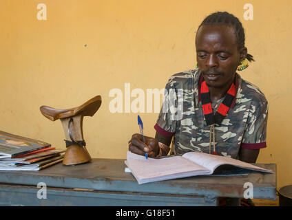 Hamer tribe boy in aula, valle dell'Omo, Turmi, Etiopia Foto Stock