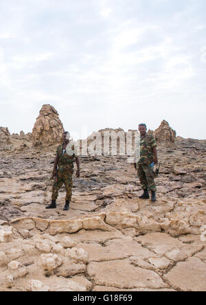 Soldati etiopici di fronte formazioni vulcaniche nella depressione di Danakil, regione di Afar, Dallol, Etiopia Foto Stock