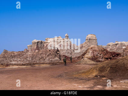 Soldati etiopici in sale canyon formato da strati di Alite e gesso nella depressione di Danakil, regione di Afar, Dallol, Ethio Foto Stock