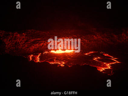 Vivere il lago di lava nel cratere del vulcano Erta Ale, regione di Afar, Erta Ale, Etiopia Foto Stock