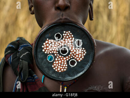 Un Mursi tribeswoman indossando un tradizionale labbro di piastra, valle dell'Omo, parco di Mago, Etiopia Foto Stock