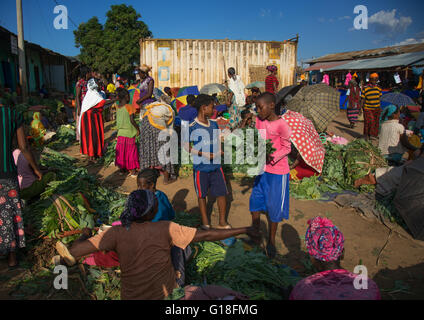 Le verdure si spegne sul mercato del sabato, valle dell'Omo, Jinka, Etiopia Foto Stock