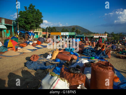 Occupato al mercato del sabato, valle dell'Omo, Jinka, Etiopia Foto Stock