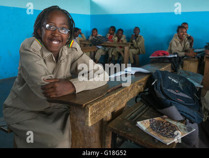 Rastafari ragazza kizzy chiamato nella sua scuola, Oromo Shashamane, Etiopia Foto Stock