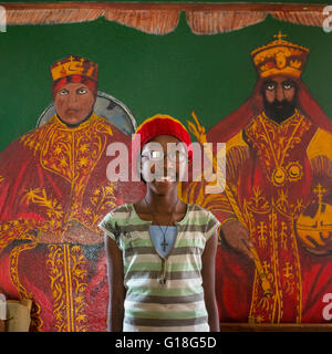 Rastafari ragazza chiamato kizzy davanti di Haile Selassie e sua moglie murale, Oromo, Shashamane, Etiopia Foto Stock