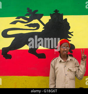 Rastafari ragazza chiamato kizzy nella parte anteriore di un leone di Giuda, murale, Oromo Shashamane, Etiopia Foto Stock