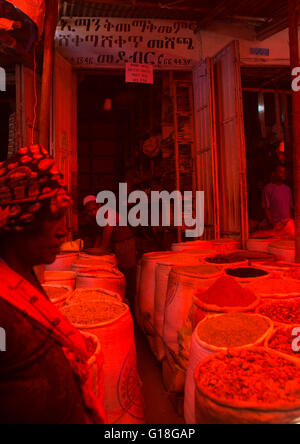 Spezie e mercato del grano nella città vecchia, Harari regione, Harar, Etiopia Foto Stock