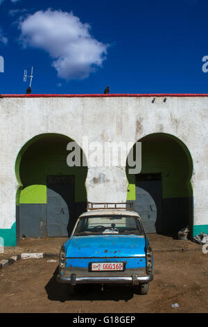 Peugeot 404 taxi nel mercato della città vecchia, Harari regione, Harar, Etiopia Foto Stock