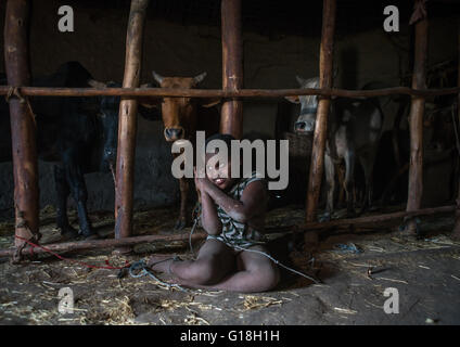 Fisicamente e mentalmente figlio minorato concatenati per un recinto in una casa, Kembata, Alaba kuito, Etiopia Foto Stock