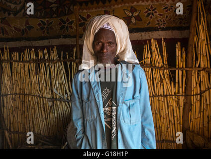 Etiope uomo musulmano dentro la sua casa tradizionale Kembata, Alaba kuito, Etiopia Foto Stock