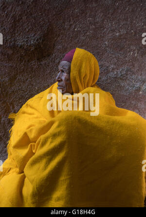 Ritratto di una donna di Monaco in giallo scialle durante Kidane Mehret celebrazione, Amhara Region, Lalibela, Etiopia Foto Stock