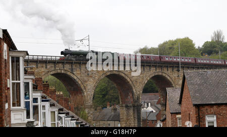 Durham, Regno Unito. Il 10 maggio, 2016. Il 'Flying Scotsman' attraversando il viadotto ferroviario a Durham, subito dopo aver lasciato la stazione in rotta di York. Credito: AC Immagini/Alamy Live News Foto Stock