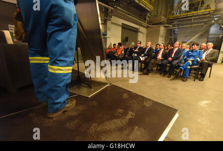 CEO di ArcelorMittal Ostrava Vijay Mahadevan, il terzo da sinistra, e il suo predecessore Tapas Rajderkar, la quarta da sinistra e ministro ceco dell'ambiente Richard Brabec, il quarto da destra in prima fila e ministro ceco di industria e commercio Jan Mladek, Quinta da destra in prima fila, e il Sindaco di Ostrava Tomas Macura, terzo da destra in prima fila, partecipare alla presentazione di eco-friendly investimenti del valore di Kc2bn in ArcelorMittal Ostrava acciaierie collegato con il tour di impianto siderurgico si è svolta Martedì, 10 maggio 2016. (CTK foto/Jaroslav Ozana) Foto Stock