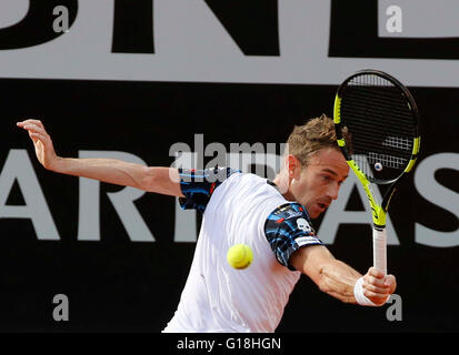 Roma, Italia. Il 10 maggio, 2016. Filippo Volandri dell Italia restituisce la sfera durante la prima partita del Campionato Italiano Open di tennis della BNL2016 torneo contro David Ferrer della Spagna al Foro Italico a Roma, Italia, 10 maggio 2016 Credit: agnfoto/Alamy Live News Foto Stock