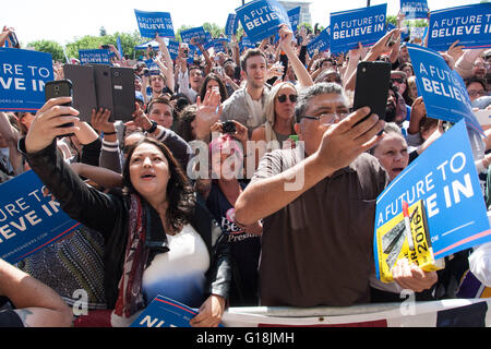 Stockton, California, Stati Uniti d'America. Il 10 maggio, 2016. Sostenitori allegria durante un indirizzo da Bernie Sanders in Stockton martedì. Credito: Giovanni Orvis/Alamy Live News Foto Stock