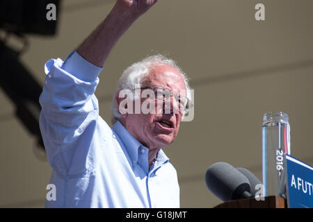 Stockton, California, Stati Uniti d'America. Il 10 maggio, 2016. Bernie Sanders risolve una folla di migliaia circa la riforma del sistema di giustizia penale e il settore bancario durante un rally in Stockton, CA. Credito: Giovanni Orvis/Alamy Live News Foto Stock