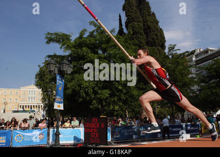 Atene, Grecia. Il 10 maggio, 2016. Piotr Lisek dalla Polonia partecipa a una pole vault concorrenza sulla piazza di Syntagma, ad Atene, Grecia, 10 maggio 2016. Per il quarto anno consecutivo, la capitale greca ha organizzato la Athens Street caso Pole Vault con elite pole vaulters prendendo parte. Credito: Marios Lolos/Xinhua/Alamy Live News Foto Stock