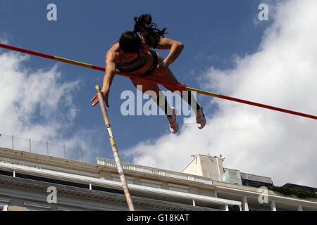 Atene, Grecia. Il 10 maggio, 2016. Stefanidi Katerina dalla Grecia partecipa a una pole vault concorrenza sulla piazza di Syntagma, ad Atene, Grecia, 10 maggio 2016. Per il quarto anno consecutivo, la capitale greca ha organizzato la Athens Street caso Pole Vault con elite pole vaulters prendendo parte. Credito: Marios Lolos/Xinhua/Alamy Live News Foto Stock