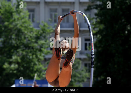 Atene, Grecia. Il 10 maggio, 2016. Robelly Peinado del Venezuela al 4° Athens Street Pole Vault, in Piazza Syntagma. Credito: Panayotis Tzamaros/Pacific Press/Alamy Live News Foto Stock