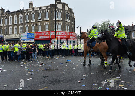 Londra, Regno Unito. Il 10 maggio, 2016. La polizia si scontra con il West Ham sostenitori al di fuori di Upton Park Stadium, Londra. Regno Unito. Credito: Emanuele Giovagnoli/Alamy Live News Foto Stock