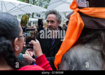 Londra, Regno Unito. Il 10 maggio 2016. Tim Burton assiste la premiere europeo del nuovo Walt Disney Studios film 'Alice attraverso il Looking Glass' nel cuore di Leicester Square. Wiktor Szymanowicz/Alamy Live News Foto Stock