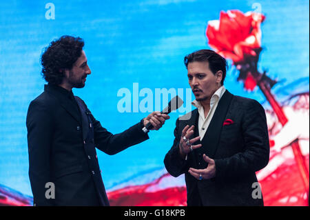 Londra, Regno Unito. Il 10 maggio 2016. Johnny Depp sul palco durante il film europeo premiere di Alice attraverso il Looking Glass' nel cuore di Leicester Square. Wiktor Szymanowicz/Alamy Live News Foto Stock