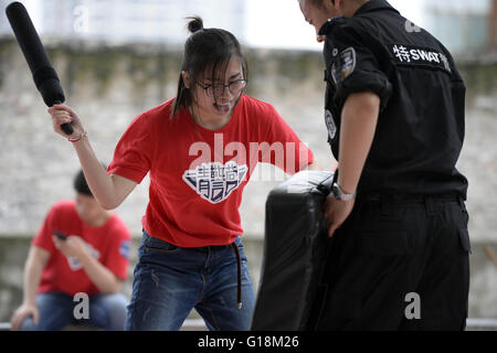 Chongqing, Chongqing, CHN. 8 Maggio, 2016. Chongqing Cina - 8 Maggio 2016: (solo uso editoriale. Cina fuori ) i volontari stanno imparando il combattimento. Il poliziotto di volontariato corso di formazione inizia a Chongqing maggio su 8. I giovani possono apprendere la violenza di difesa locale, disarmati difesa, fire escape, progetto di emergenza dei campi di addestramento, apprendimento on line rete di prevenzione della frode di comunicazioni, rete di resist rumor, anti graffiatura competenze, traffico incidente la responsabilità di giudizio e di elaborazione veloce corsi. Quando si ottiene un numero sufficiente di marchi e superare l'esame, essi possono lavorare su una prova di guida di supervisione, nel servizio alla comunità, sicurezza Foto Stock