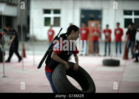 Chongqing, Chongqing, CHN. 8 Maggio, 2016. Chongqing Cina - 8 Maggio 2016: (solo uso editoriale. Cina fuori ) i volontari stanno imparando il combattimento. Il poliziotto di volontariato corso di formazione inizia a Chongqing maggio su 8. I giovani possono apprendere la violenza di difesa locale, disarmati difesa, fire escape, progetto di emergenza dei campi di addestramento, apprendimento on line rete di prevenzione della frode di comunicazioni, rete di resist rumor, anti graffiatura competenze, traffico incidente la responsabilità di giudizio e di elaborazione veloce corsi. Quando si ottiene un numero sufficiente di marchi e superare l'esame, essi possono lavorare su una prova di guida di supervisione, nel servizio alla comunità, sicurezza Foto Stock