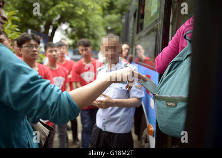 Chongqing, Chongqing, CHN. 8 Maggio, 2016. Chongqing Cina - 8 Maggio 2016: (solo uso editoriale. Cina fuori ) i volontari stanno imparando il combattimento. Il poliziotto di volontariato corso di formazione inizia a Chongqing maggio su 8. I giovani possono apprendere la violenza di difesa locale, disarmati difesa, fire escape, progetto di emergenza dei campi di addestramento, apprendimento on line rete di prevenzione della frode di comunicazioni, rete di resist rumor, anti graffiatura competenze, traffico incidente la responsabilità di giudizio e di elaborazione veloce corsi. Quando si ottiene un numero sufficiente di marchi e superare l'esame, essi possono lavorare su una prova di guida di supervisione, nel servizio alla comunità, sicurezza Foto Stock