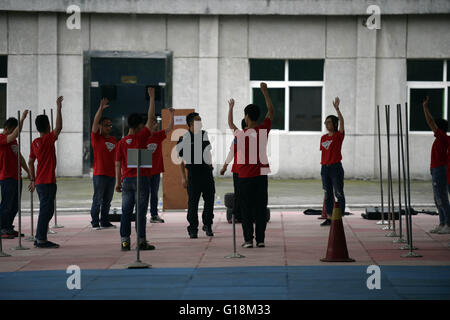 Chongqing, Chongqing, CHN. 8 Maggio, 2016. Chongqing Cina - 8 Maggio 2016: (solo uso editoriale. Cina fuori ) i volontari stanno imparando il combattimento. Il poliziotto di volontariato corso di formazione inizia a Chongqing maggio su 8. I giovani possono apprendere la violenza di difesa locale, disarmati difesa, fire escape, progetto di emergenza dei campi di addestramento, apprendimento on line rete di prevenzione della frode di comunicazioni, rete di resist rumor, anti graffiatura competenze, traffico incidente la responsabilità di giudizio e di elaborazione veloce corsi. Quando si ottiene un numero sufficiente di marchi e superare l'esame, essi possono lavorare su una prova di guida di supervisione, nel servizio alla comunità, sicurezza Foto Stock