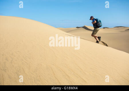 Percorso di formazione di runner per il deserto ultra maratona sulle dune marittime a Masplamoms su Gran Canaria Isole Canarie Spagna Foto Stock